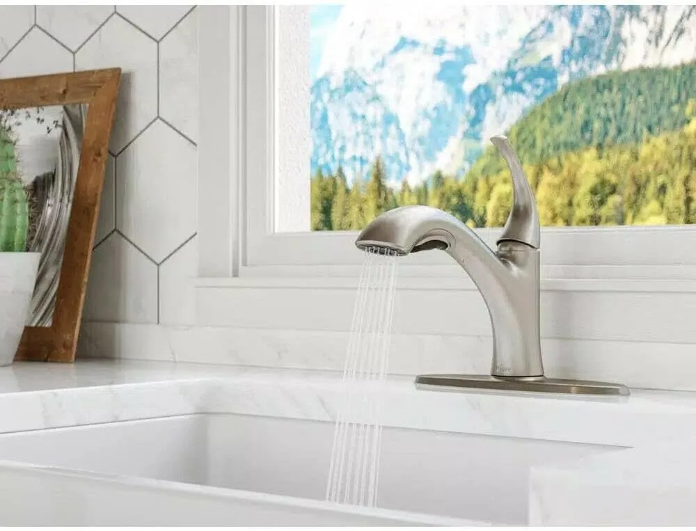 Pfister Wray Single-Handle Pull-Out Sprayer Kitchen Faucet Deckplate Included in Spot Defense Stainless Steel